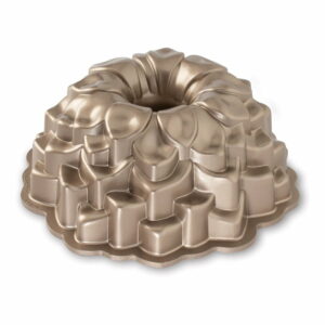 Forma na bábovku v medenej farbe Nordic Ware Blossom