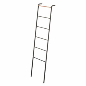 Čierny dekoratívny rebrík s detailom z bukového dreva YAMAZAKI Tower Ladder YAMAZAKI