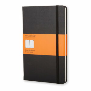 Čierny linajkový zápisník v pevnej väzbe Moleskine