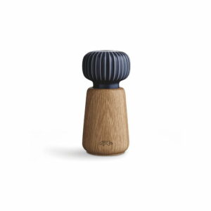 Mlynček z dubového dreva na korenie s tmavomodrým detailom z porcelánu Kähler Design Hammershoi